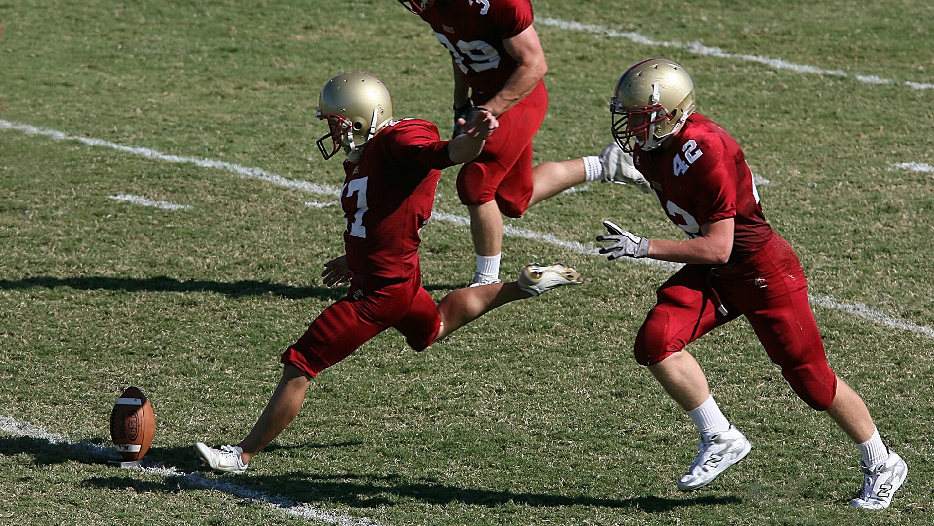 欧洲足球联赛多支球队为争夺欧战资格展开激烈竞争，欧洲足球主流联赛